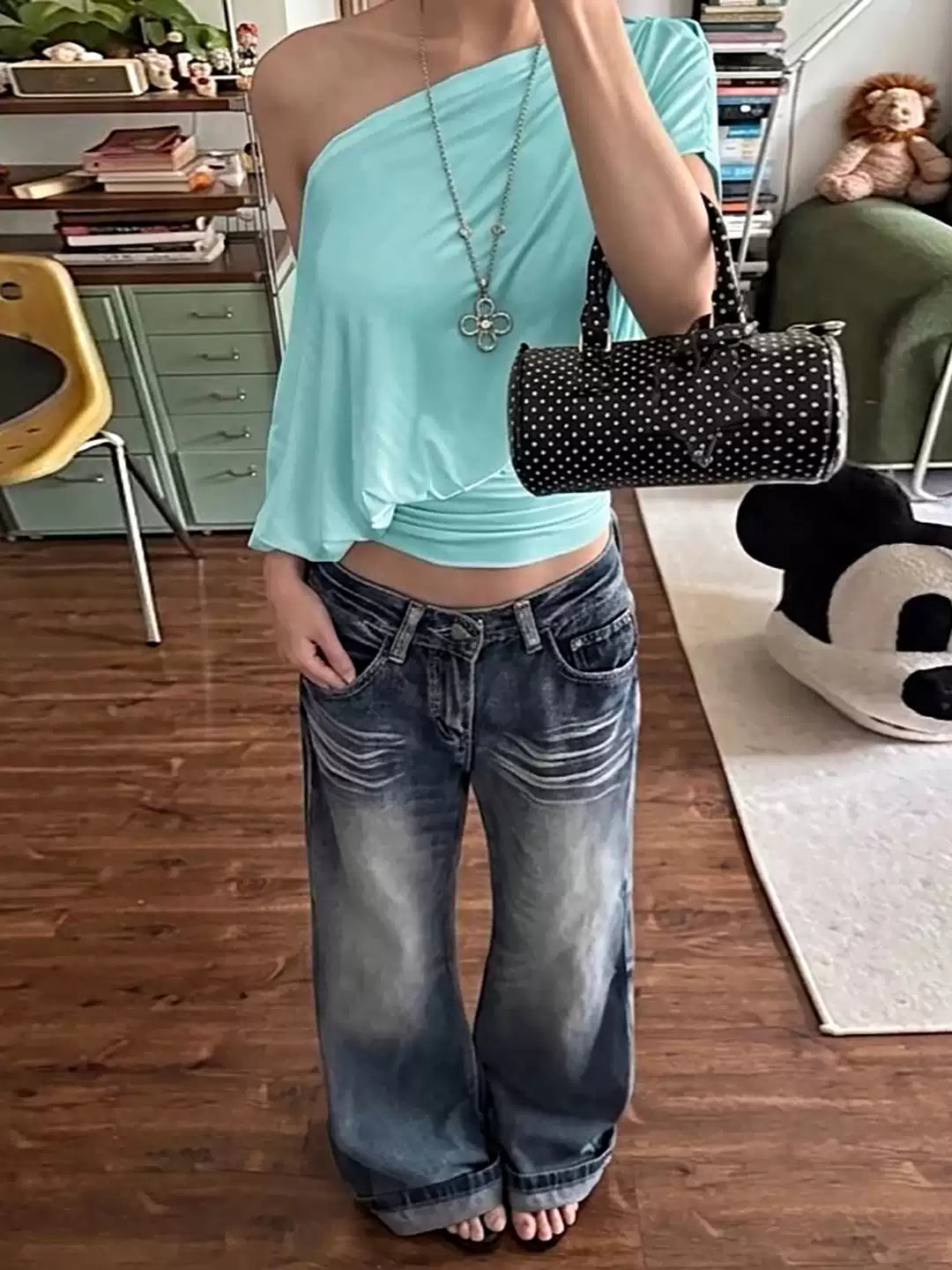 Loose-sleeved short-sleeved T-shirt for women with a slanted shoulder design